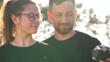 Bir film kamerası üzerinde kendilerini fotoğraf çekme aşık genç Çift