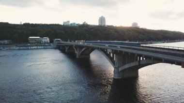 Kiev, Ukrayna metro Köprüsü'nün havadan görünümü. Canlı trafik