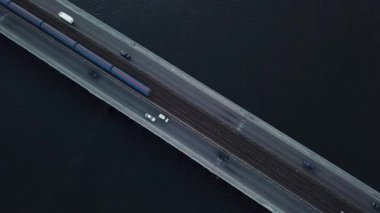 Kiev, Ukrayna metro Köprüsü üstten görünüm. Canlı trafik
