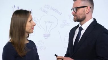 Erkek ve kadın el sıkışın ve modern cam ofis başarı için iş stratejisi tartışmak