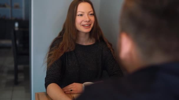 Jeune couple parler et boire du café dans le café — Video