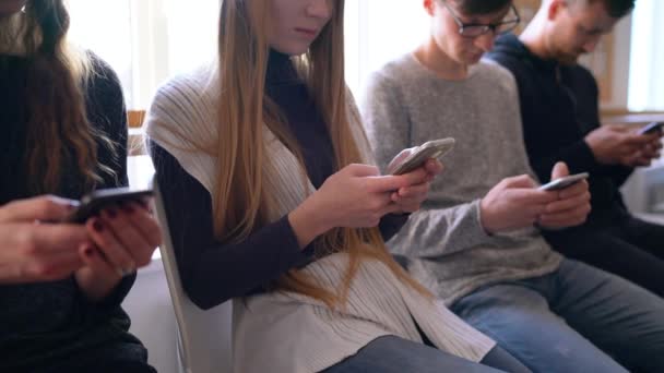 Grupo de pessoas usam telefones celulares em um café em vez de se comunicar uns com os outros — Vídeo de Stock
