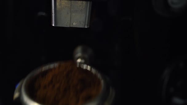 4 в 1 видео. Кофеварка наливает эспрессо в чашку — стоковое видео