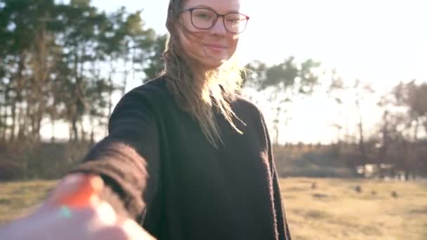 Följ mig - glad ung kvinna dragande killar hand. Hand i hand gå till banken av floden — Stockvideo