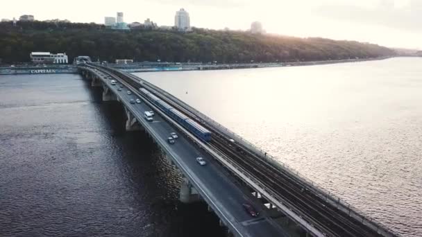 Veduta aerea del ponte della metropolitana a Kiev, Ucraina. Traffico vivace — Video Stock