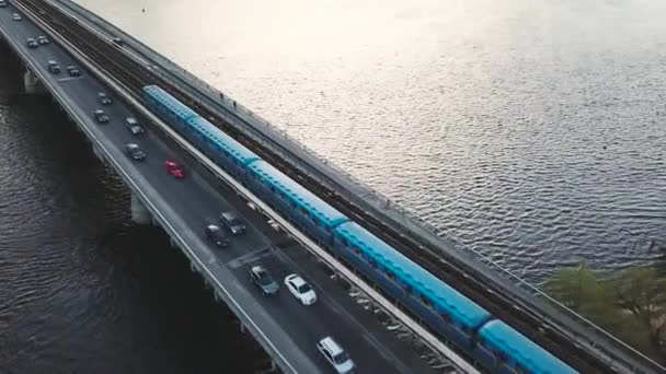 Vista aérea del puente del metro en Kiev, Ucrania. Tráfico animado — Vídeos de Stock