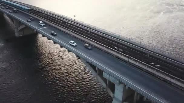 Vista aérea da ponte de metro em Kiev, Ucrânia. Tráfego animado, acelerado — Vídeo de Stock
