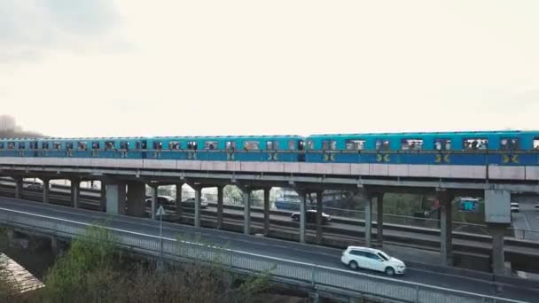 Vue aérienne du pont du métro à Kiev, en Ukraine. Trafic animé — Video