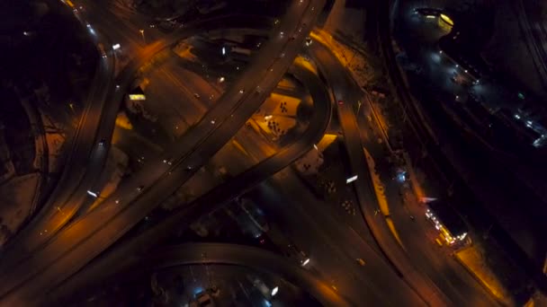 Vista aerea verticale dall'alto verso il basso del traffico sull'interscambio autostradale di notte — Video Stock