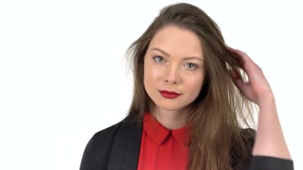 Молодая красивая женщина смотрит в камеру счастливой и регулирует свои волосы — стоковое видео