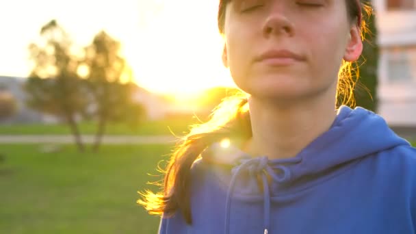 Frau läuft bei Sonnenuntergang ins Freie — Stockvideo