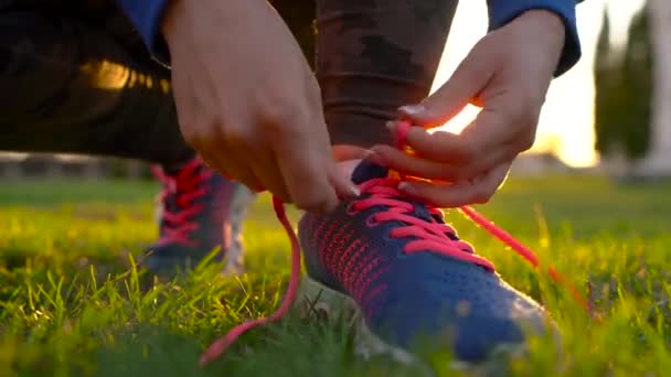 Sapatos de corrida - mulher amarrando cadarços de sapatos — Vídeo de Stock