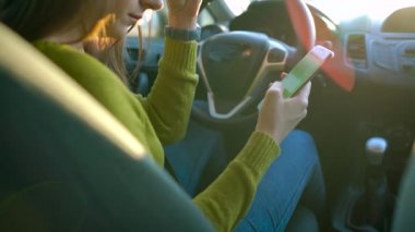 Arabada bir smartphone kullanarak gözlüklü kadın