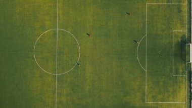 Futbol takımının üst görünümden futbol sahasındaki gün pratik havadan görünümü
