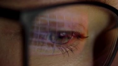 Monitörde seyir ve Internet'te sörf gözlüklü kadın. Monitör ekran Gözlükte yansıtılır