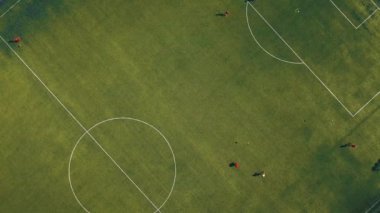 Futbol takımının üst görünümden futbol sahasındaki gün pratik havadan görünümü