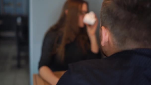 Jeune couple parler et boire du café dans le café — Video