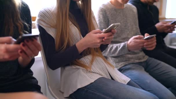 Group of people use mobile phones in a cafe instead of communicating with each other — Stock Video