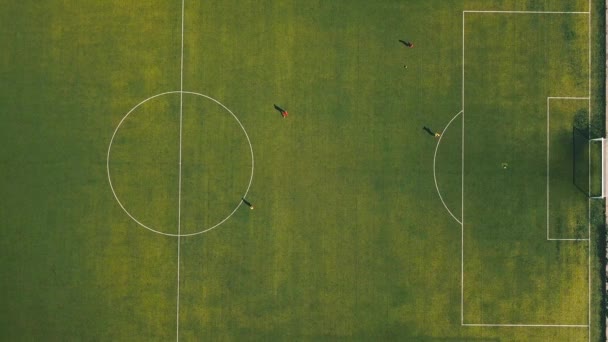 Flygfoto över fotbollslaget tränar på dagen på fotbollsplan i ovanifrån — Stockvideo