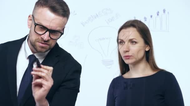 Mężczyzna i kobieta uścisnąć dłoń i omówić strategię firmy na sukces w biurze nowoczesne szkło — Wideo stockowe