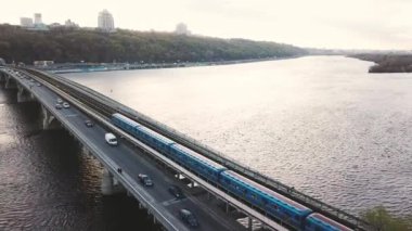 Kiev, Ukrayna metro Köprüsü'nün havadan görünümü. Canlı trafik