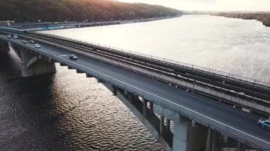 Kiev, Ukrayna metro Köprüsü'nün havadan görünümü. Canlı trafik