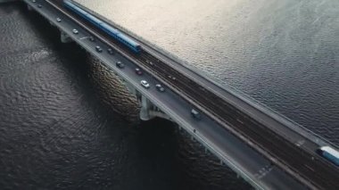 Kiev, Ukrayna metro Köprüsü'nün havadan görünümü. Canlı trafik
