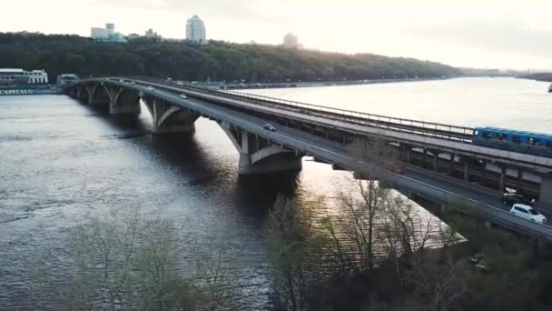 Kiev, Ukrayna metro Köprüsü'nün havadan görünümü. Canlı trafik — Stok video