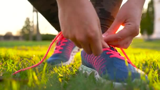 Sapatos de corrida - mulher amarrando cadarços de sapatos — Vídeo de Stock