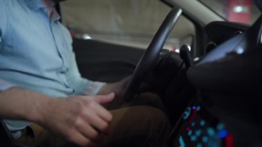 Otomatik otoparkta otopark için otomatik pilot kullanan bir adam yenilikçi bir şekilde araba kullanıyor.
