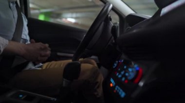 Otomatik otoparkta otopark için otomatik pilot kullanan bir adam yenilikçi bir şekilde araba kullanıyor.