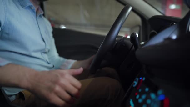 Otomatik otoparkta otopark için otomatik pilot kullanan bir adam yenilikçi bir şekilde araba kullanıyor. — Stok video