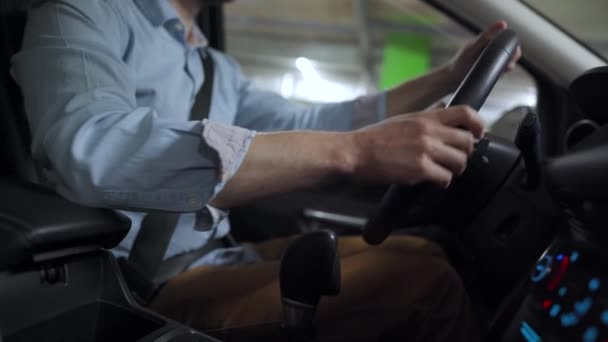 Homem dirigindo em carro automatizado inovador usando piloto automático de auto-estacionamento para estacionamento no estacionamento — Vídeo de Stock