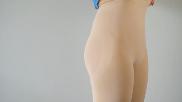 Mulher de calcinha de emagrecimento usa um vestido azul no topo e verifica o resultado. Conceito de aspiração para um corpo perfeito — Vídeo de Stock