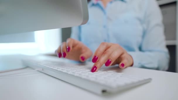 Manos femeninas con manicura brillante escribiendo en un teclado de computadora — Vídeos de Stock