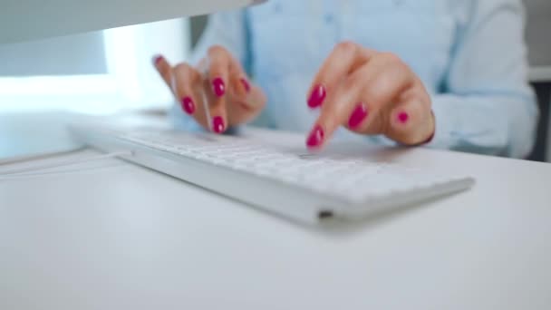 Parlak manikürlü kadın elleri bilgisayar klavyesinde yazı yazıyor. — Stok video