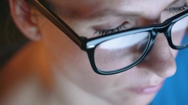 Monitörde seyir ve Internet'te sörf gözlüklü kadın. Monitör ekran Gözlükte yansıtılır