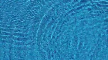 Havuz yüzeyinde bir drone en iyi görünümü