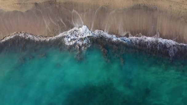 Vue de dessus de la plage désertique sur l'océan Atlantique. Côte de l'île de Tenerife. Images aériennes de drones de vagues atteignant le rivage