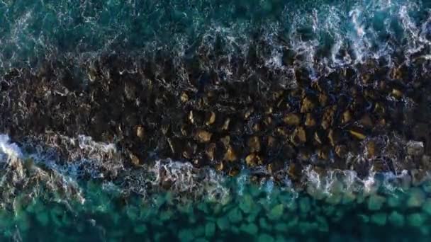 Kıyıya yakın Atlantik Okyanusu yüzeyinin üst görünümü - dalgalar dalgakıran boyunca rulo. Tenerife adasının sahili — Stok video