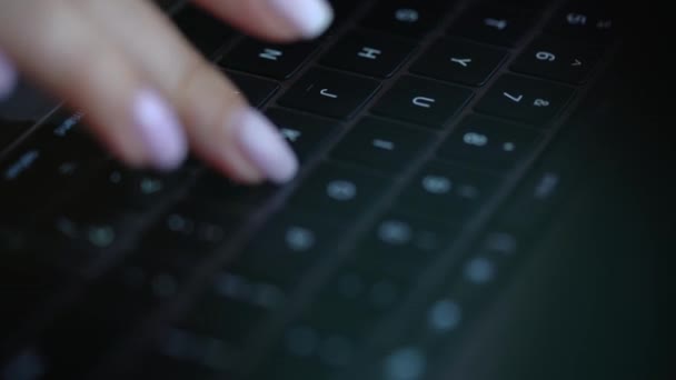 Kadın ellerinin yakın çekim gece geç saatlerde yazmak için bir dizüstü bilgisayar kullanın — Stok video