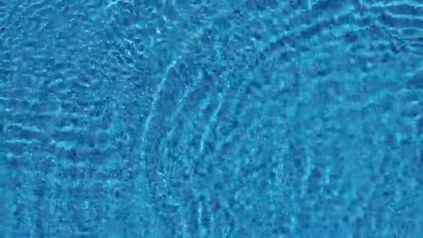 Vista superior desde un dron sobre la superficie de la piscina — Vídeos de Stock