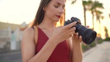 Fotoğrafçı turist kadın gün batımında güzel bir tropikal manzara kamera ile fotoğraf çekmek