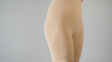 Zayıflama külot içinde kadın üstte mavi bir elbise giyer ve sonuç denetler. Aspirasyon için mükemmel bir vücut kavramı