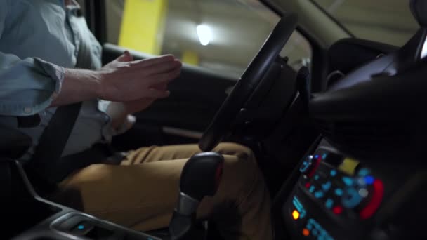Mężczyzna jadący innowacyjnym, zautomatyzowanym samochodem z autopilotem do parkowania na parkingu — Wideo stockowe