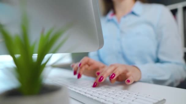 Mãos femininas com manicura brilhante digitando em um teclado de computador — Vídeo de Stock