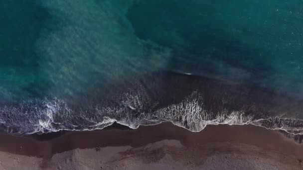 Blick von oben auf den schwarzen Wüstenstrand am Atlantik. Küste der Insel Teneriffa. Drohnenaufnahmen von Meereswellen, die die Küste erreichen — Stockvideo