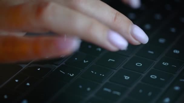 Крупный план женских рук использует ноутбук для печатания поздней ночью — стоковое видео