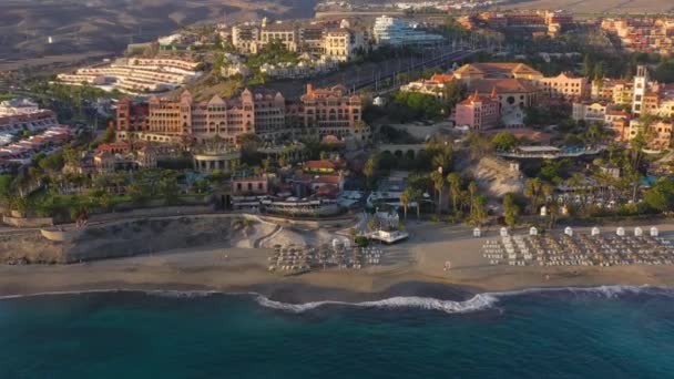Vista aérea de Los Cristianos, Las Américas y Adeje, Islas Canarias, Tenerife, España — Vídeo de stock