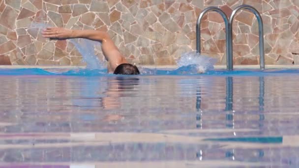 Чоловік плаває в стилі повзунків у басейні. Повільний рух — стокове відео